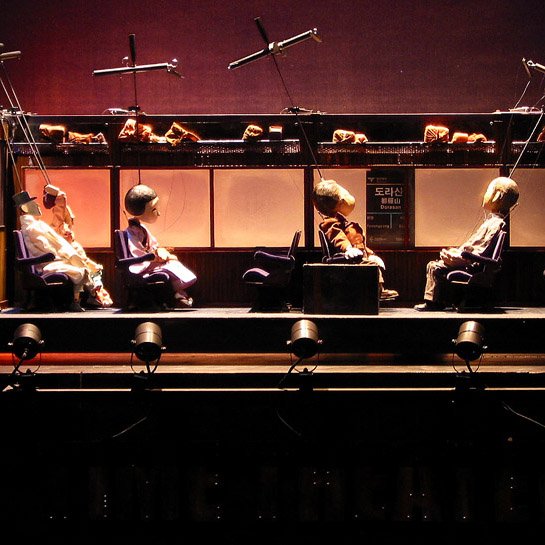 Hors de la Marionnette